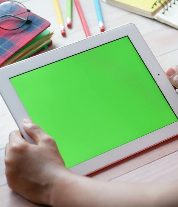 Interactive language learning with native speakers and digital tools